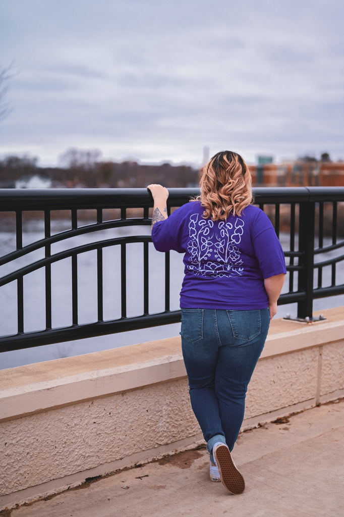 Ojibwe Floral Outline Adult Tee - Bizaanide'ewin